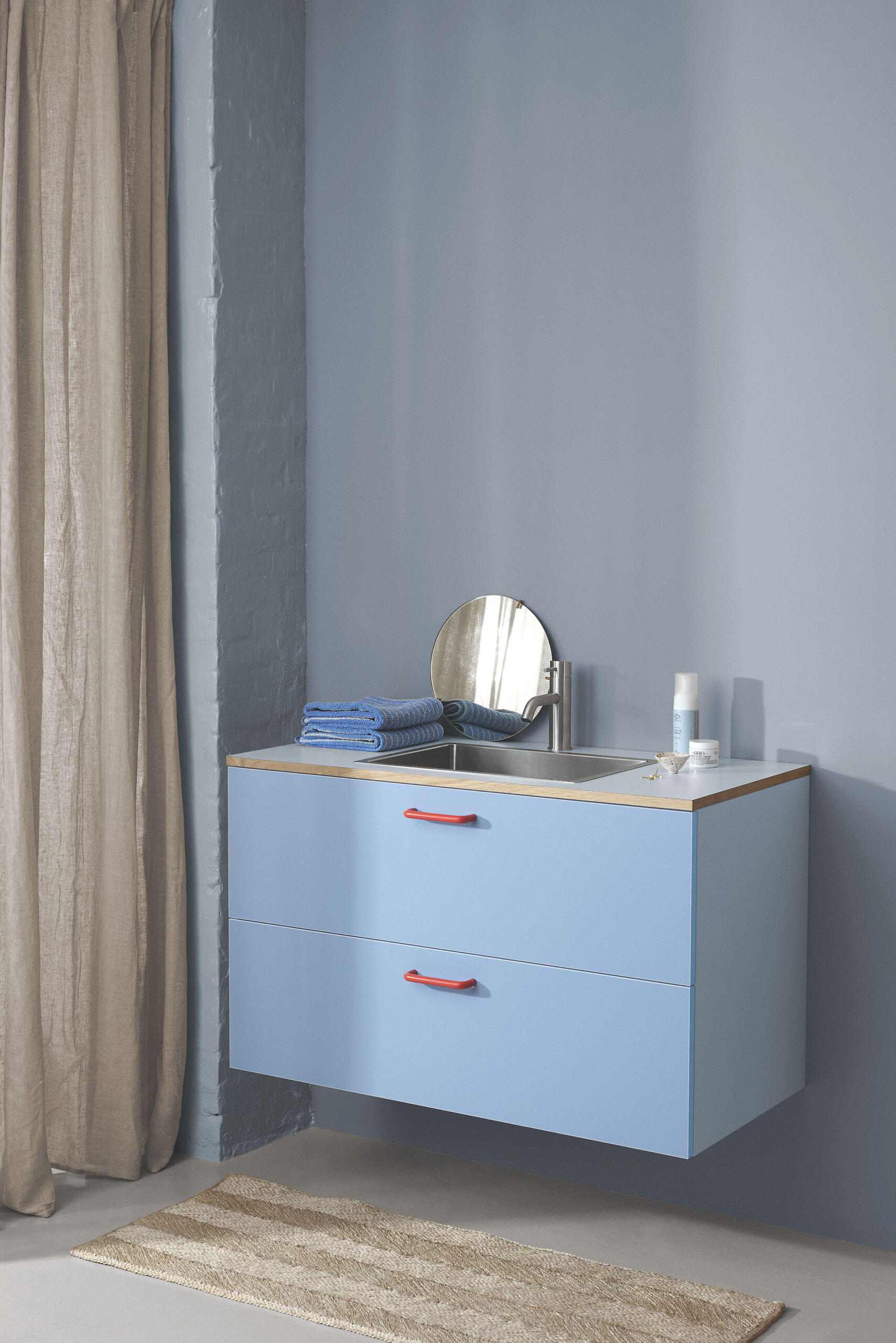 Badmøbel fra &SHUFL i smukke blå farver