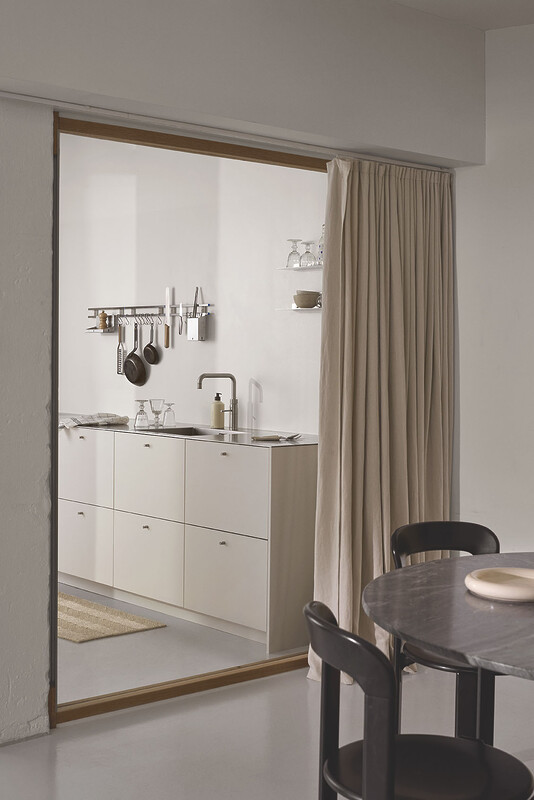 koekkeninspiration graat koekken med gardiner betongulve industribygning