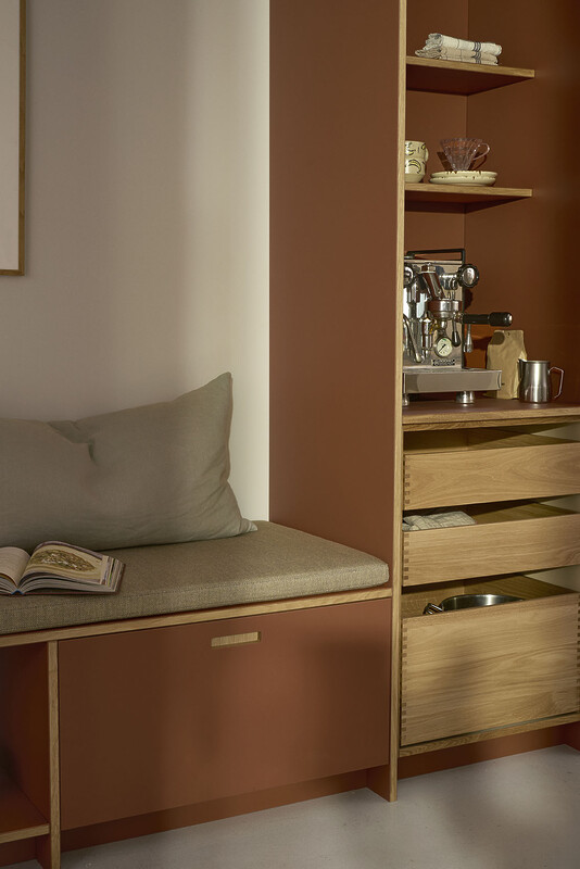 Kaffeniche og bænk i Brick linoleum