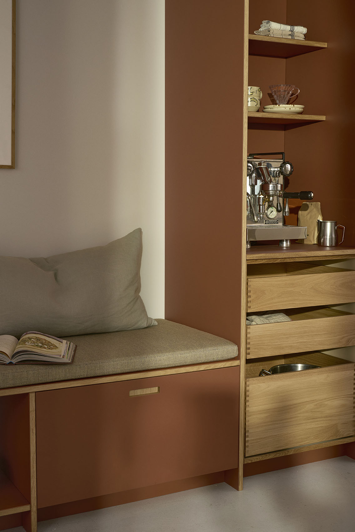 Kaffeniche og bænk i Brick linoleum