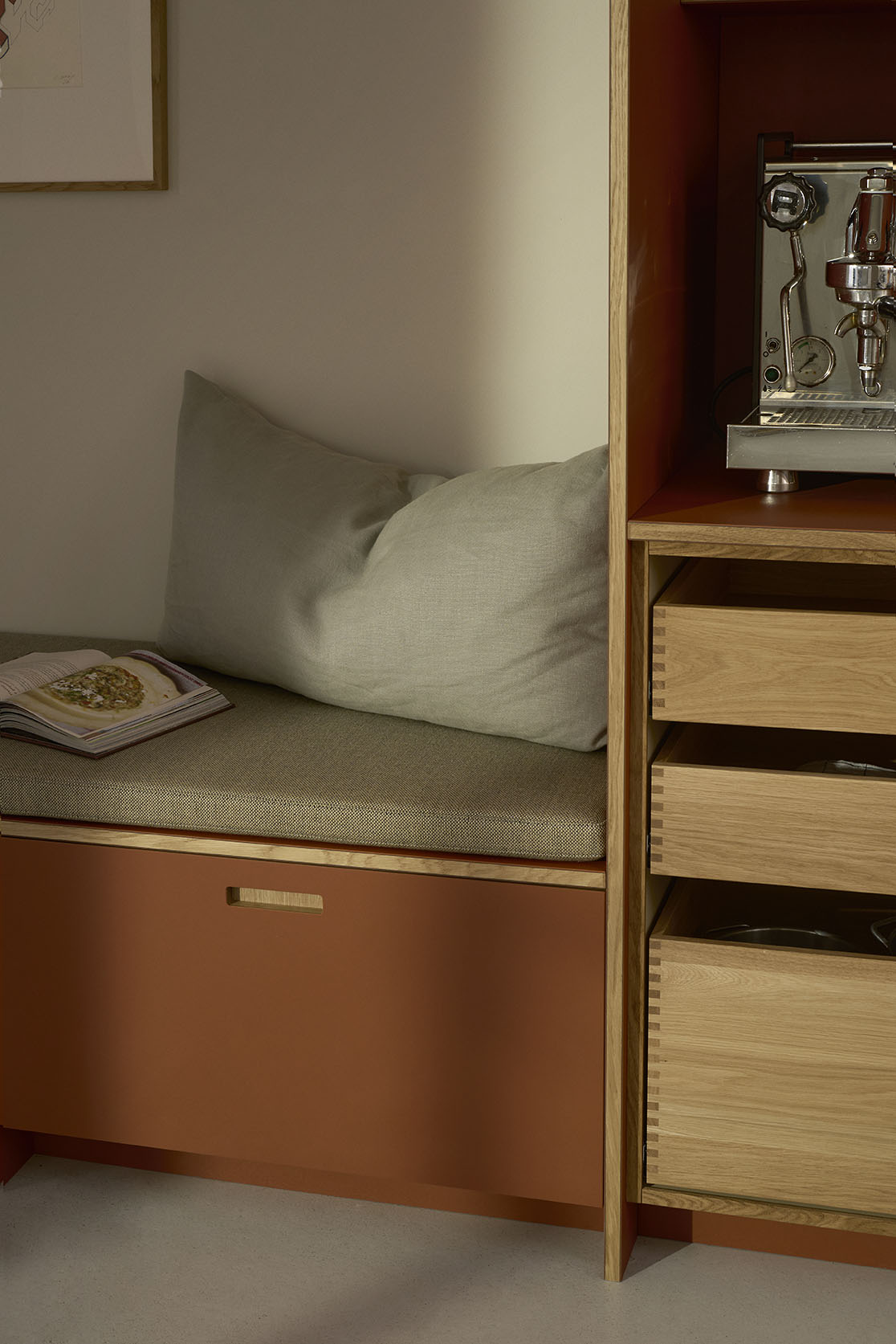 Kaffeniche og bænk i Brick linoleum