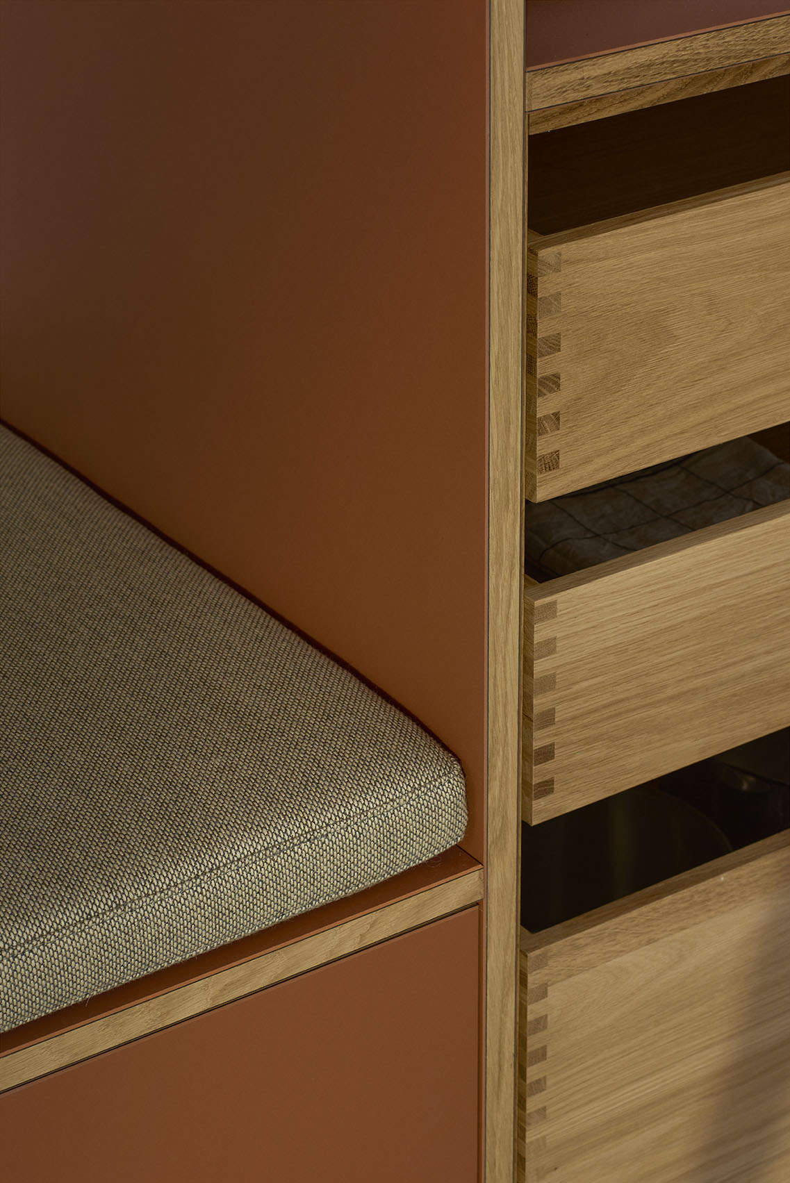 Kaffeniche og bænk i Brick linoleum