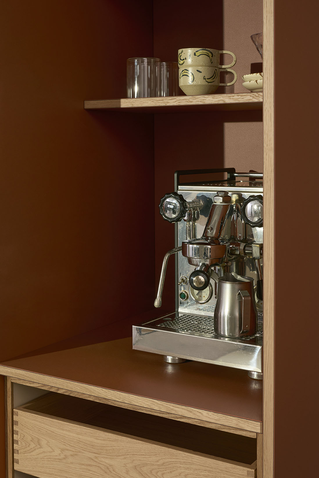 Kaffeniche og bænk i Brick linoleum