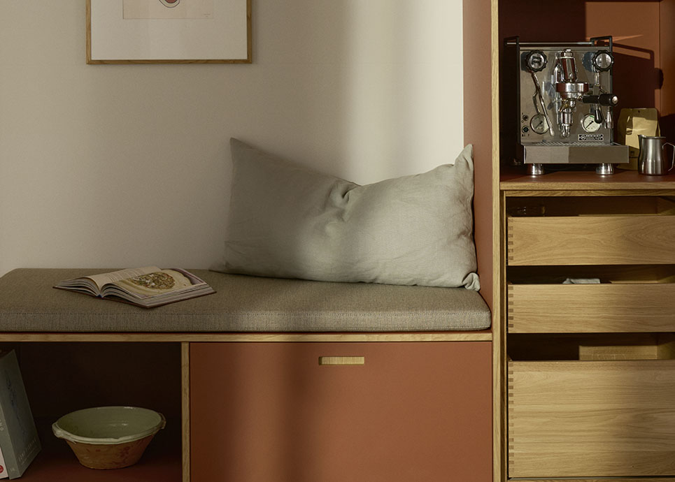 Kaffeniche og bænk i Brick linoleum