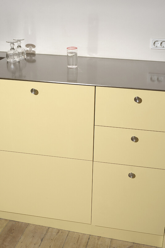 gult laminat koekken